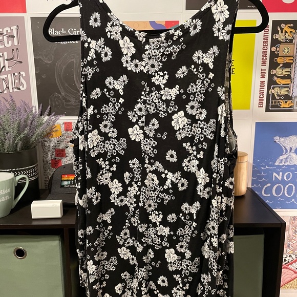 Black and white floral tank - Picture 2 of 3